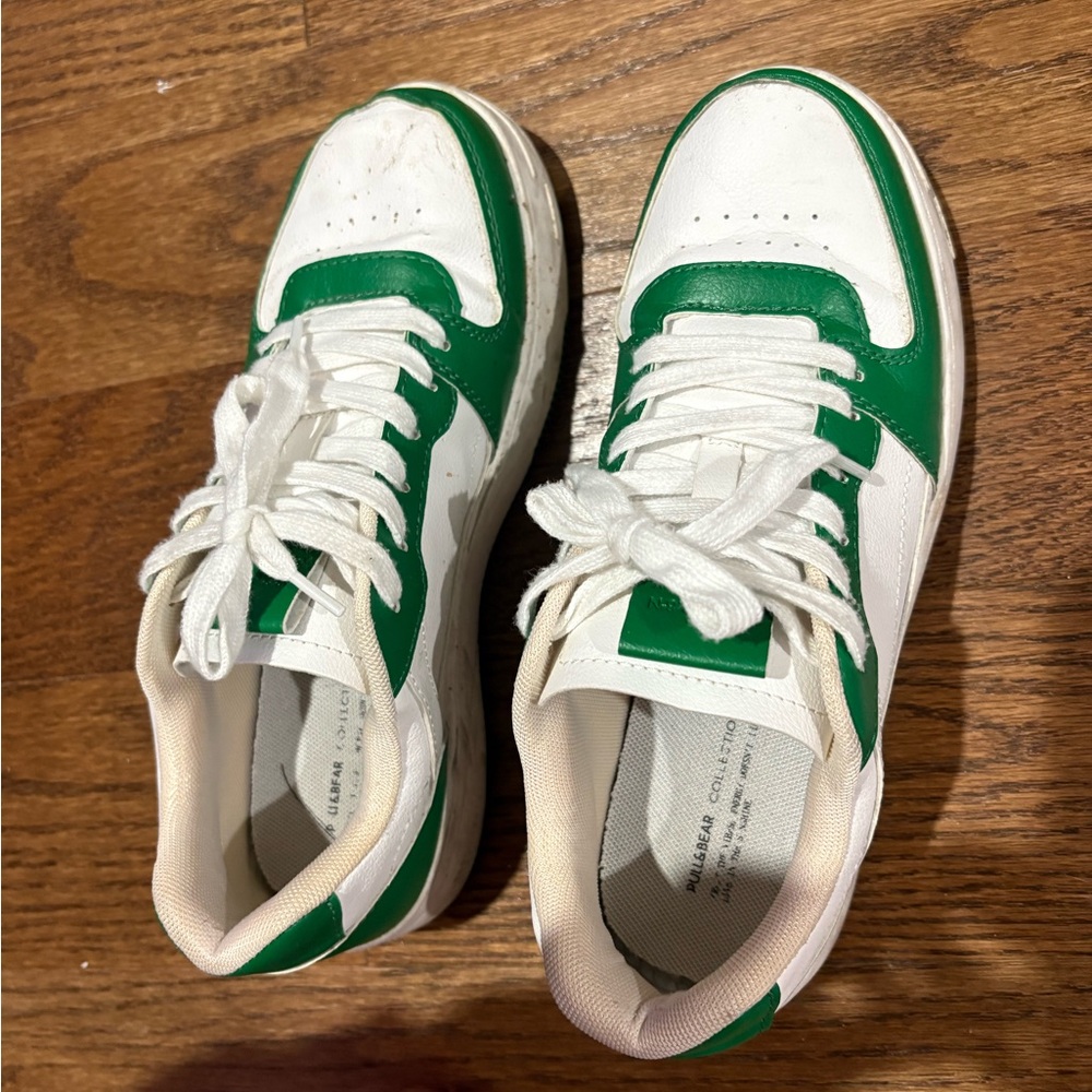 Pull&Bear Cream and White Sneakers